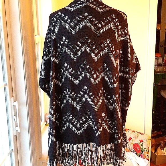 David & Young  🦓Black and White ZigZag Fringe Cape - Picture 5 of 9